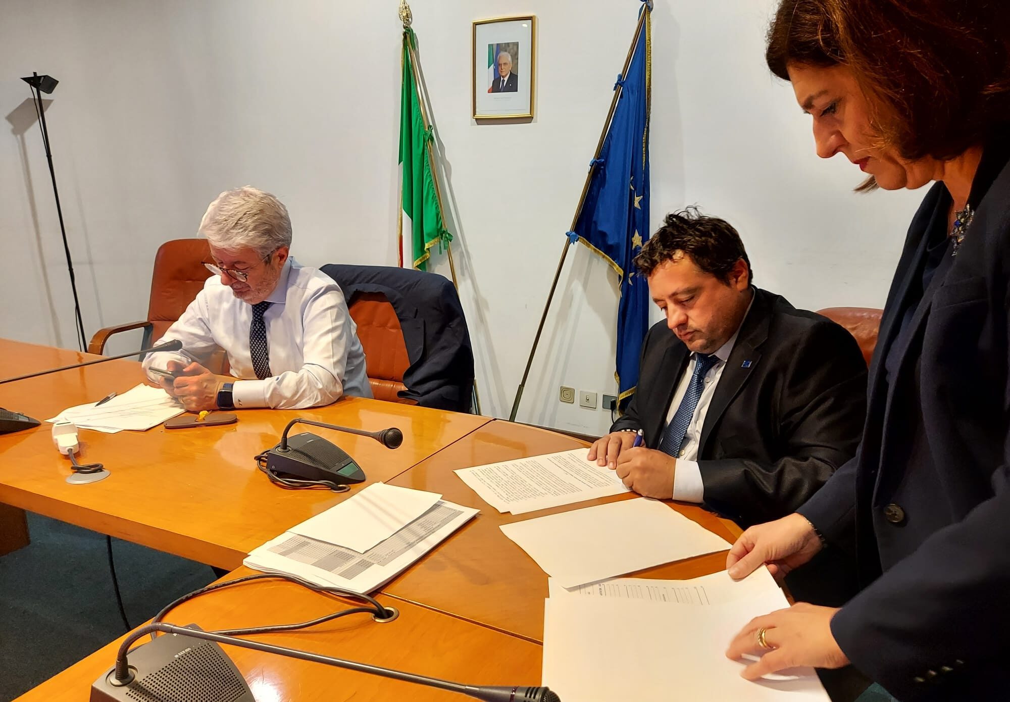 Copertina dell'articolo: Scuola, firmato l’accordo per il rinnovo del contratto: aumento medio di 100 euro e 3mila di arretrati